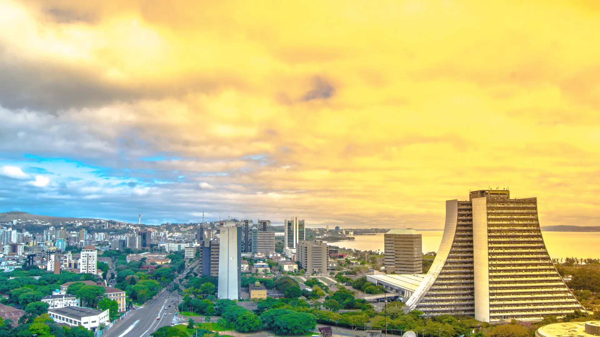 Vista aérea de Porto Alegre mostrando skyline moderno e Guaíba
